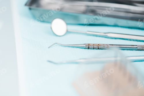 Preview: selective focus of metallic dental instruments in clinic