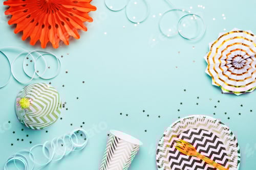 Visualização: Moldura feita de acessórios para festa em ouro sobre fundo turquesa