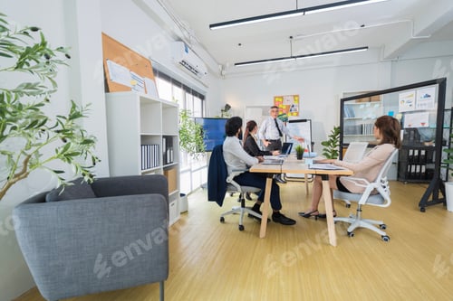 Visualização: Profissionais de negócios discutindo projeto em um escritório moderno