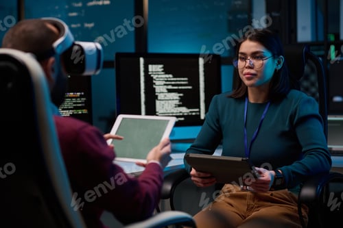 Vista previa: Niña que sostiene una tableta trabajando en tecnología de realidad virtual