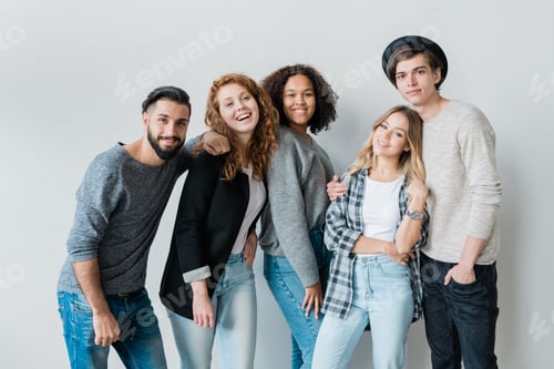 Preview: Pretty teenage girls and their boyfriends in casualwear having fun