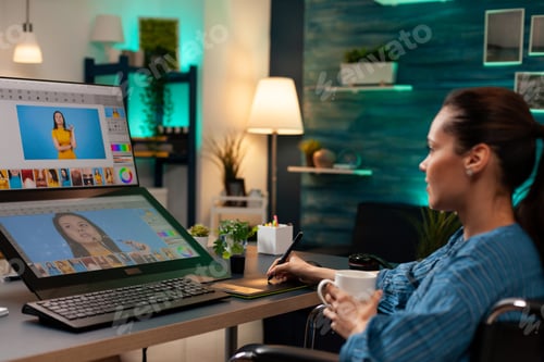 Vista previa: Fotógrafo creativo haciendo trabajos de retoque en una imagen