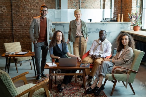 Visualização: Grupo de gerentes de escritório em roupas casuais inteligentes olhando para você