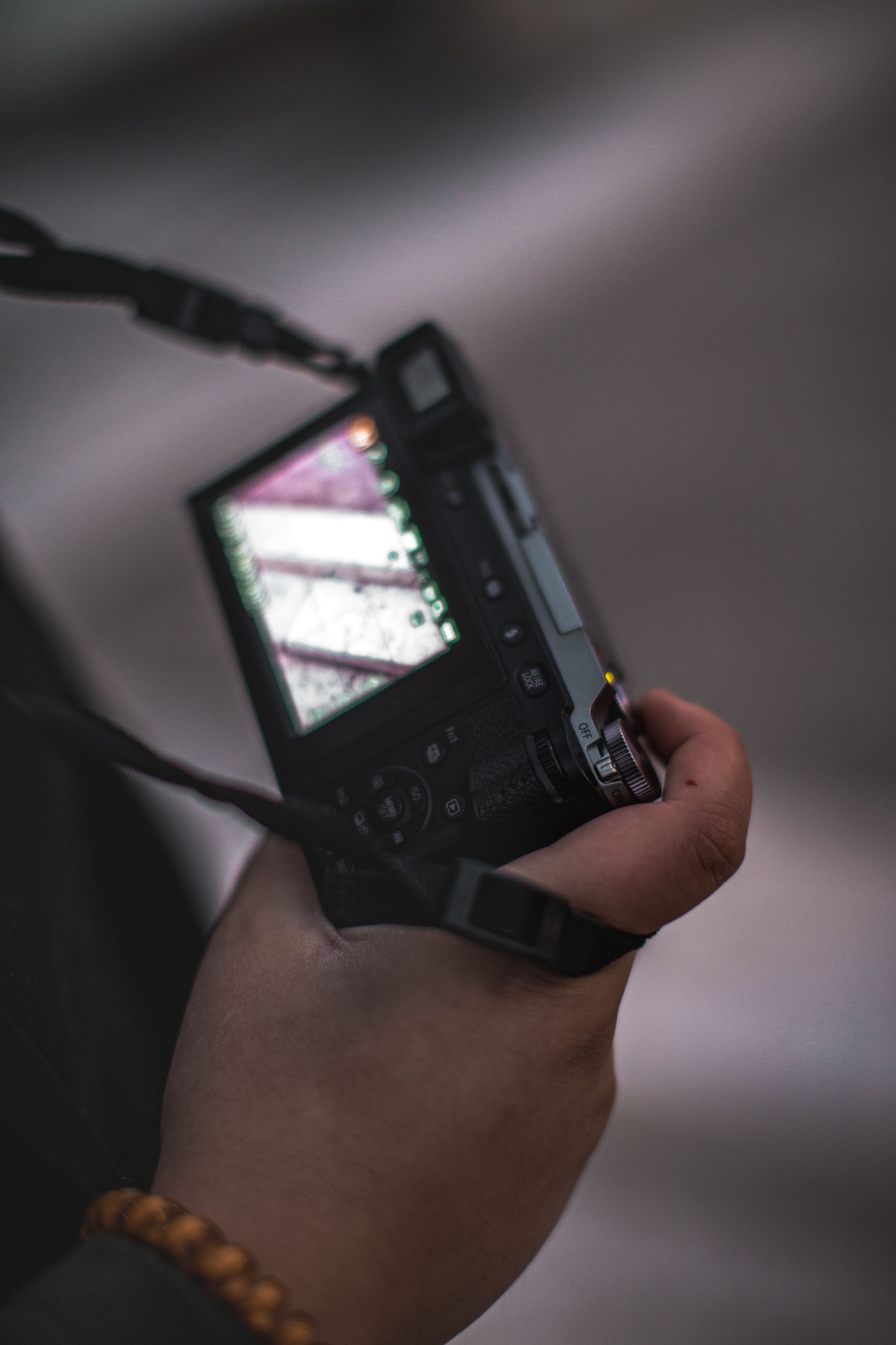 Preview: Hand holding a camera digital