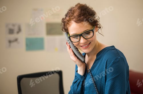 Preview: Smiling young woman on the phone