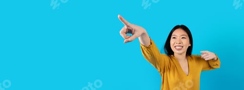 Preview: Excited asian woman pointing at copy space for advertisement, web-banner