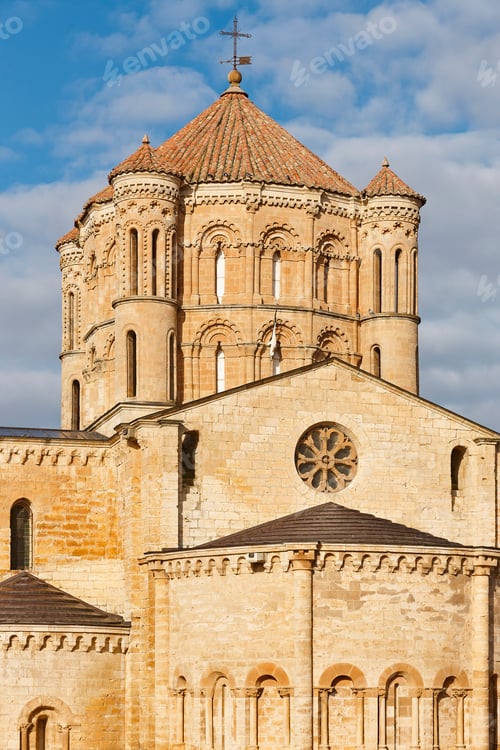 Preview: Romanesque and gothic church. Colegiata de Toro. Castilla León, Spain