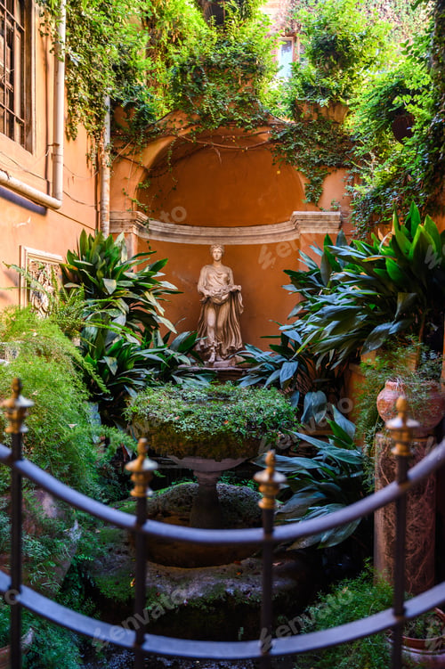 Preview: Yard full of plants in the Trastevere area. Italy, Rome