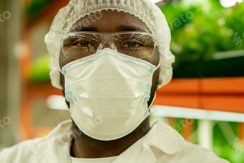 Preview: Portrait of African American cultivation specialist in mask and cap