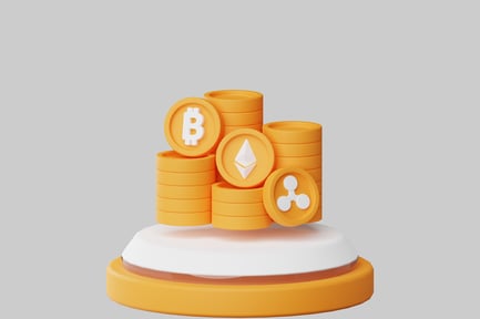 стопка золотых монет с логотипами криптовалют