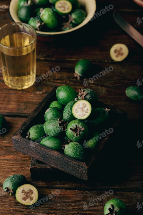 Preview: Pineapple guavas in a small box on a wooden table