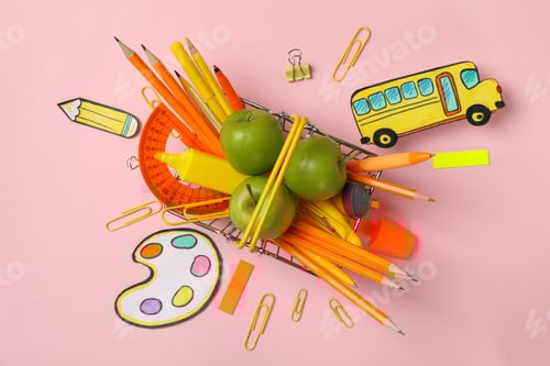 Visualização: Composição com material escolar em fundo rosa, vista superior