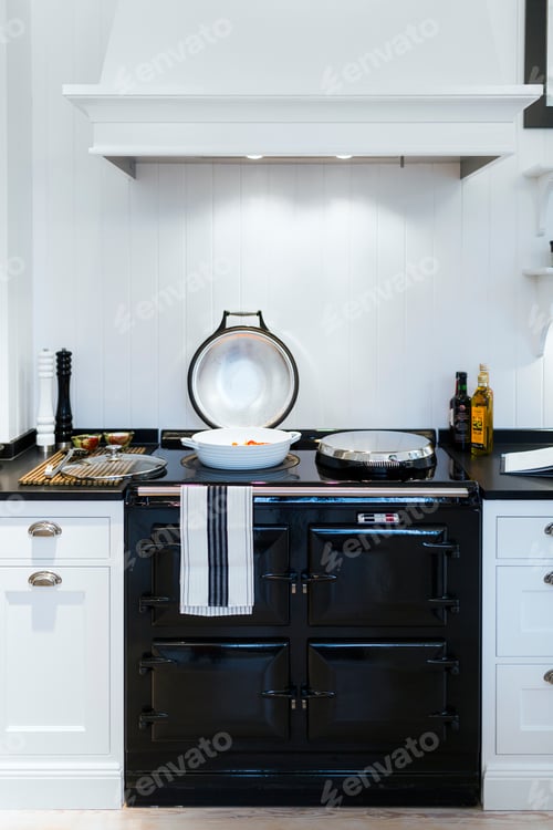 Preview: Cooking pan on stove in domestic kitchen