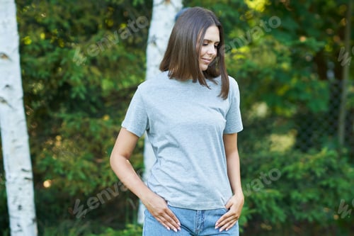Preview: Young woman in gray shirt