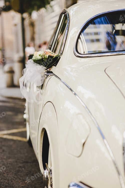 Preview: A luxury vintage car
