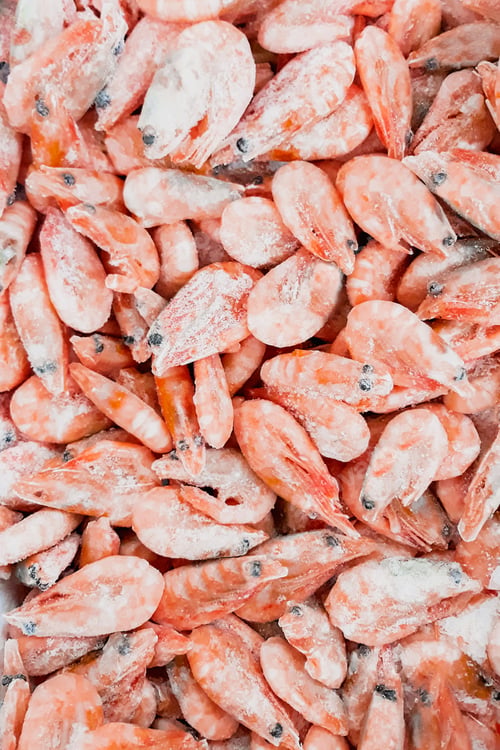 Preview: Frozen shrimp in the supermarket. Sale of seafood. Eco-friendly organic food.