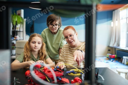 Preview: Kids using 3D Printer in Engineering Laboratory