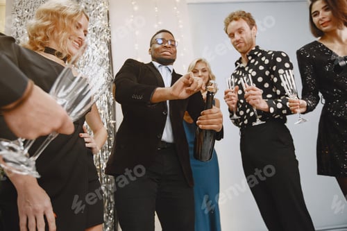 Visualização: Pessoas internacionais se divertindo em uma sala decorada para festas