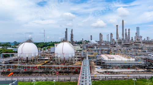 Preview: Gas separation plant at industrial estate under blue sky, Industrial gas separation plant
