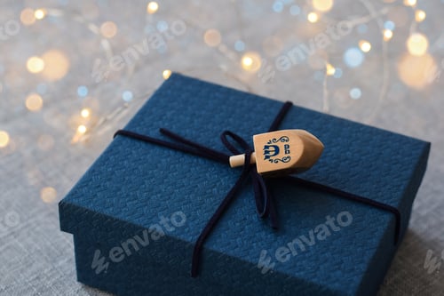 Preview: Channuka present with dreidel