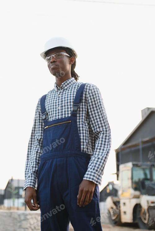 Preview: African american construction worker wearing safety gear on job site