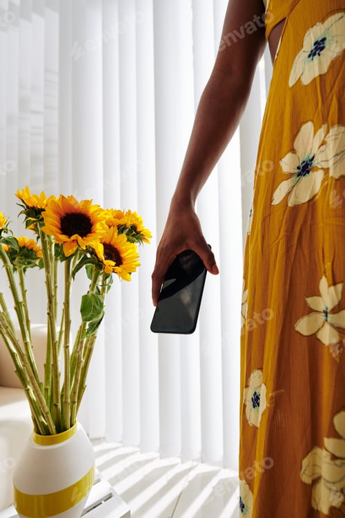 Preview: Woman holding smartphone
