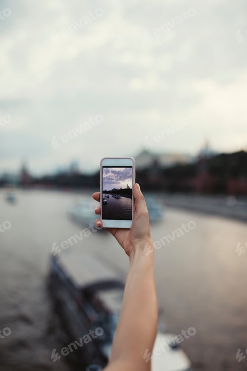 Preview: Woman traveling