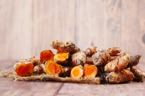 Preview: detail shot of turmeric root in bowl on table ,