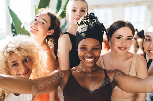 Preview: Selfie of cheerful diverse athletic girlfriends