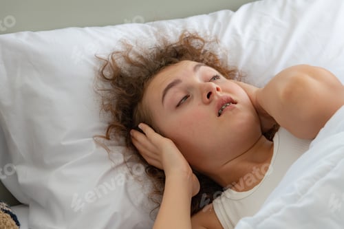 Preview: Woman was ears closed because she couldn't bear her husband's snore