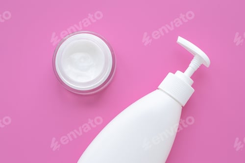Vista previa: Face cream jar and lotion in dispenser bottle on a pink background. Set of cosmetics. Makeup