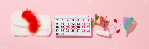 Preview: Hygiene products during the lunar cycle, with a calendar, on a pink background
