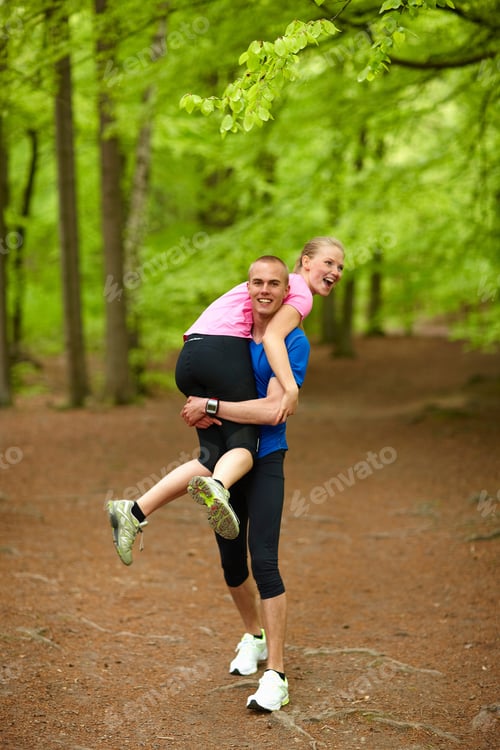 Vista previa: Pareja corriendo en el bosque, divirtiéndose