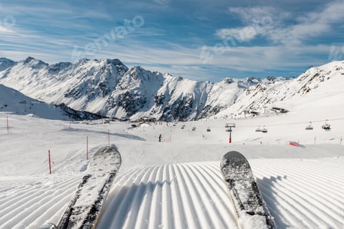 Preview: skier legs on downhill start