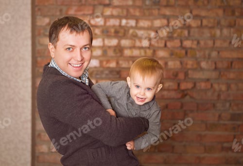 Preview: Happy young father with little daughter