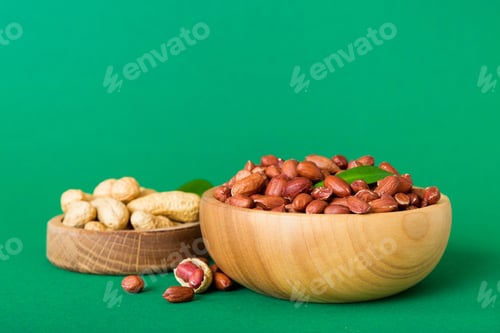 Preview: Fresh healthy peanuts in bowl on colored table background. Top view Healthy eating