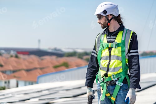 Preview: Male engineer i working condition of solar panels