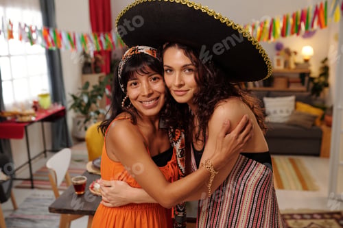 Vista previa: Happy girlfriends in national attire