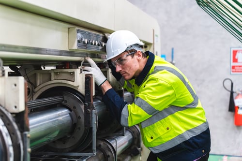 ingeniero técnico profesional con casco de seguridad que trabaja en la fabricación industrial