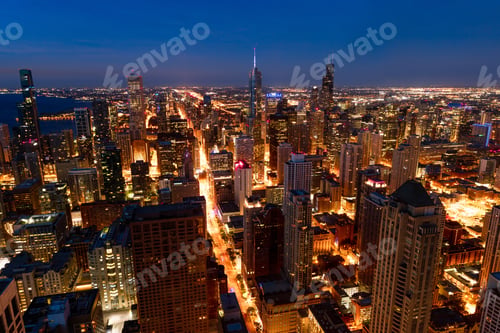 Preview: Cityscape of Chicago surrounded by buildings and lights in the evening in the US