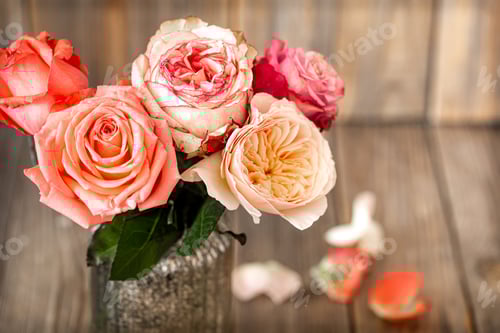 Preview: Beautiful roses in a vase on a wooden background