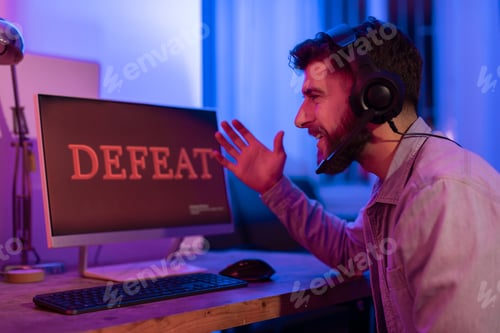 Preview: Gamer with defeat message on computer screen