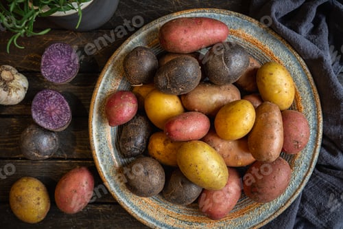 Preview: Various varieties of new potatoes