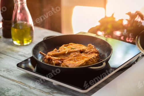 Preview: Meat pieces on frying pan