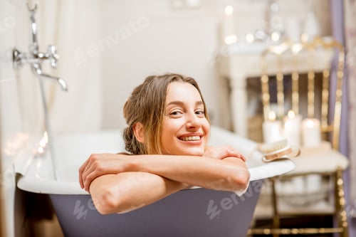 Preview: Woman portrait in the bathroom