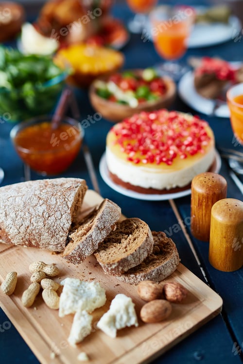 Preview: Fresh rye bread and nuts