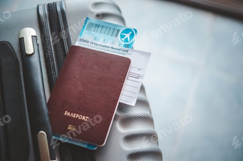 Vista previa: Passports and suitcases to prepare for the trip and coronavirus vaccination card,
