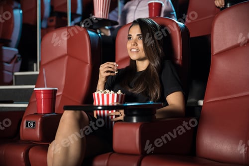Preview: Young woman at the movies