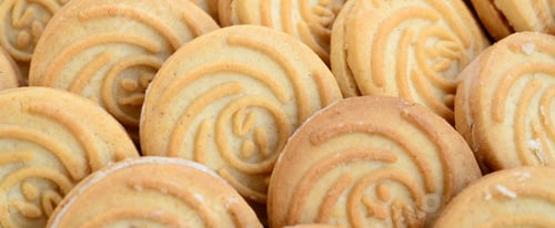 Preview: Close-up of a large number of round cookies with coconut filling