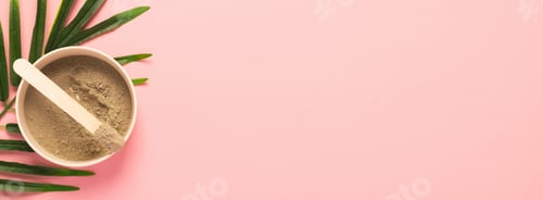 Visualização: Produtos naturais para o cuidado da pele em casa. Argila cinza na jarra. Moldura horizontal